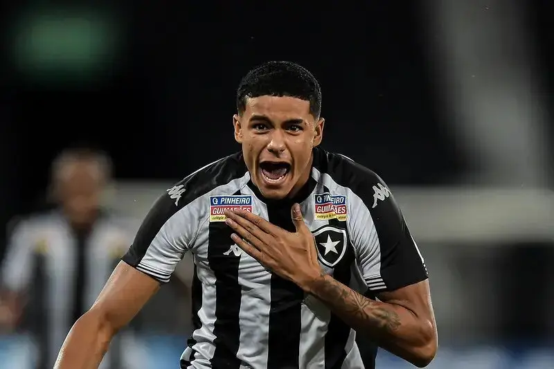 Imagem da notícia: Ferroviário anuncia a contratação do atacante Vitinho, ex-Botafogo