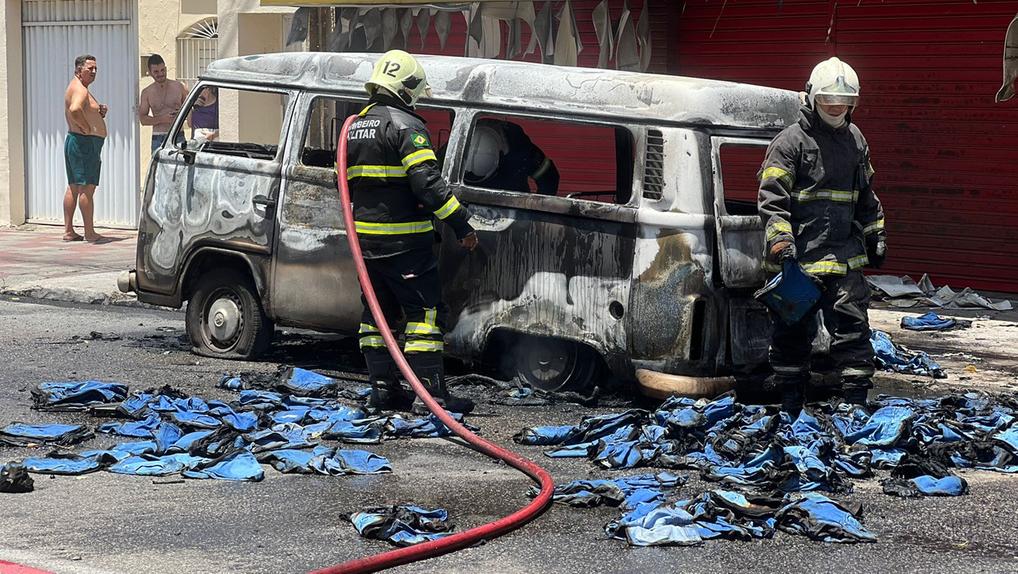 Kombi pega fogo na avenida Lineu Machado, no bairro João XXIII