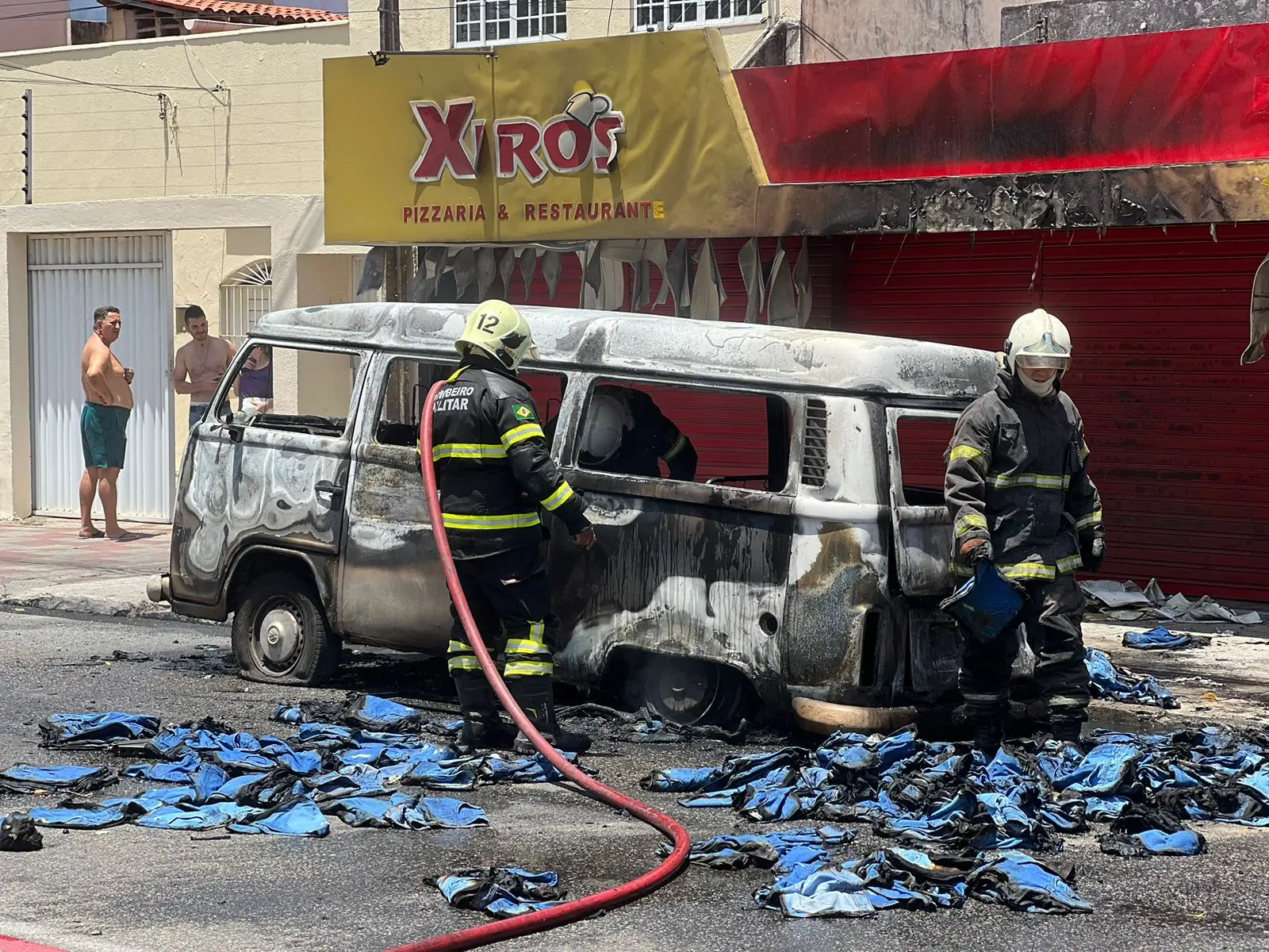 Kombi pega fogo na avenida Lineu Machado, no bairro João XXIII