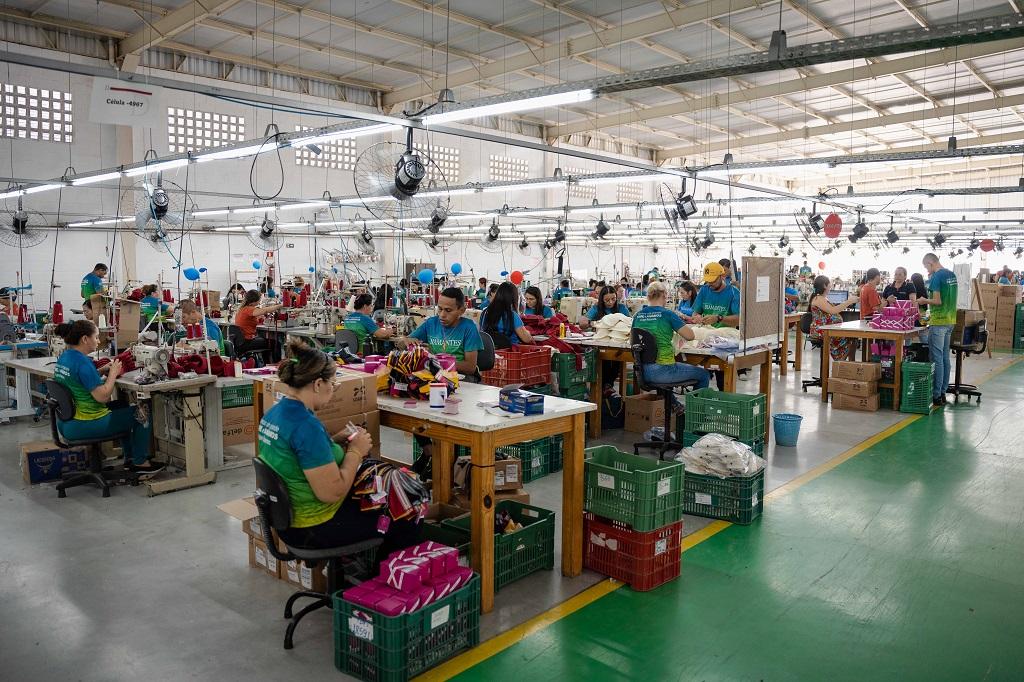 Grupo de costura produz peças dentro de uma fábrica
