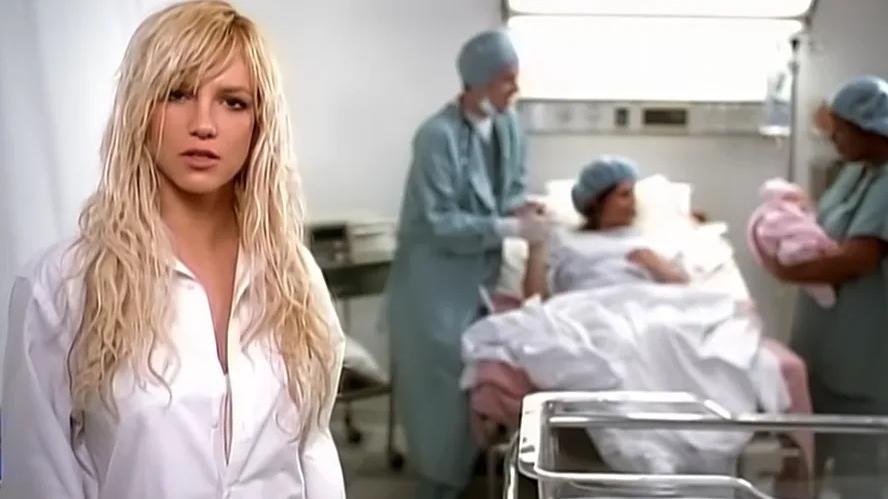 cena do clipe de everytime, de britney spears, onde ela teria dado pistas sobre um aborto