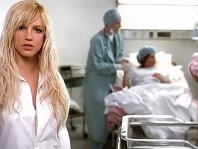 cena do clipe de everytime, de britney spears, onde ela teria dado pistas sobre um aborto