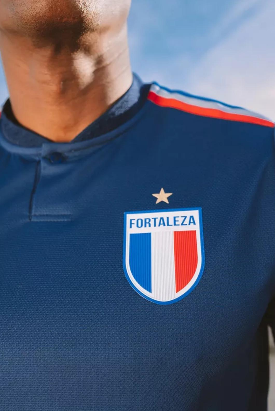 Fortaleza lança terceira camisa com referência à Paris em comemoração aos  105 anos do clube