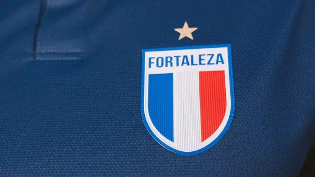 Fortaleza lança terceira camisa com referência à Paris em comemoração aos  105 anos do clube