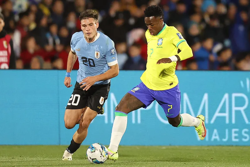 Duelo acontece no Estádio Centenário, em Montevidéu.