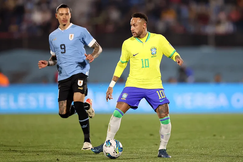 Neymar saiu de campo lesionado ainda no primeiro tempo.