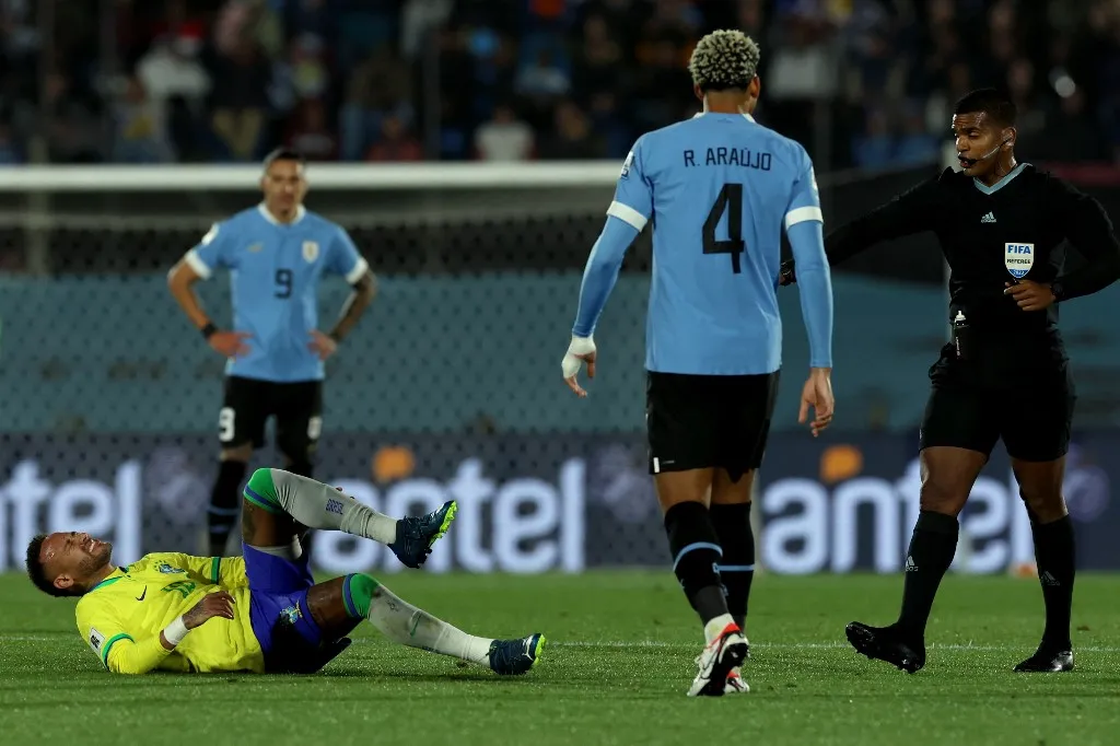 Neymar torceu o joelho durante jogo do Brasil contra o Uruguai.