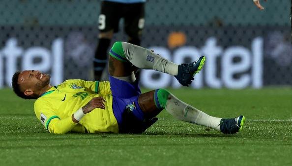 Um Jovem Jogador De Futebol Machucou Sua Perna Durante O Jogo E