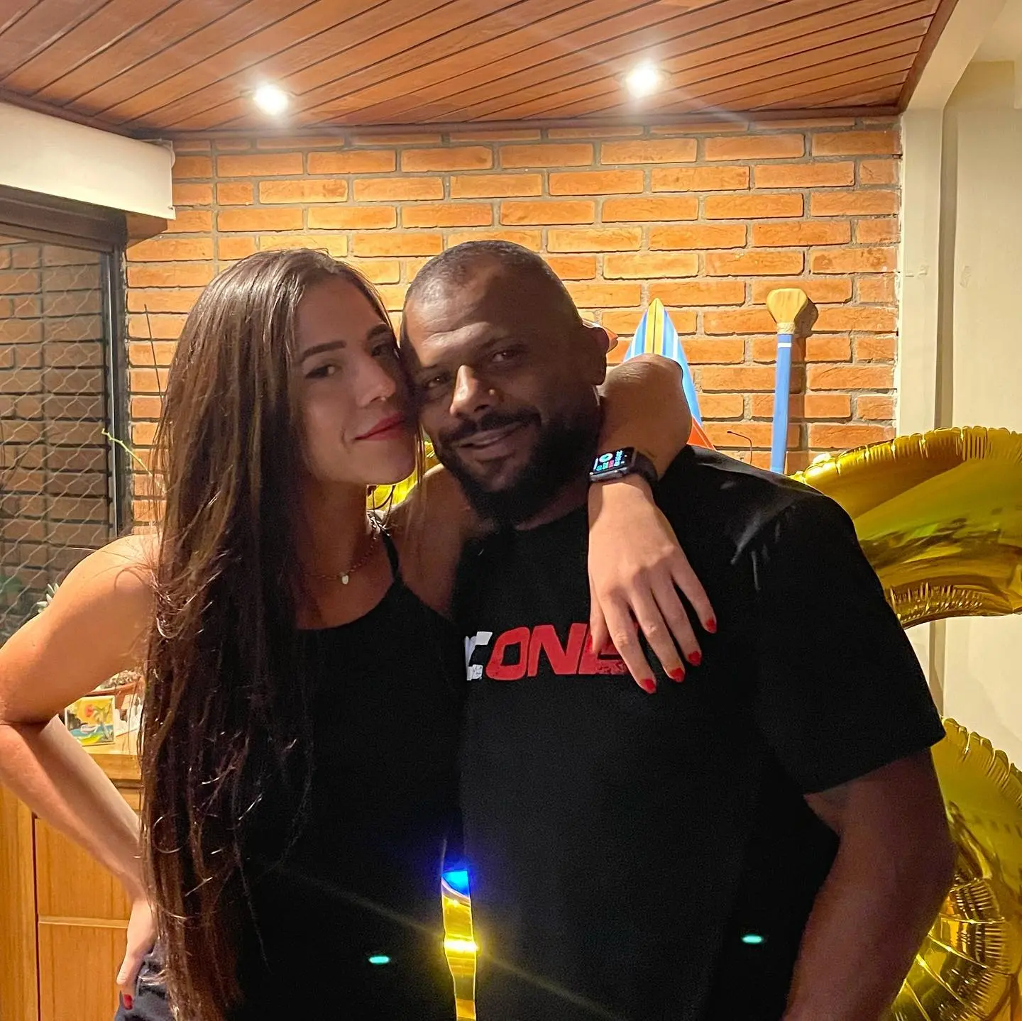 Imagem mostra deputado federal Da Cunha e Betina. Companheira denuncia político por agredí-la