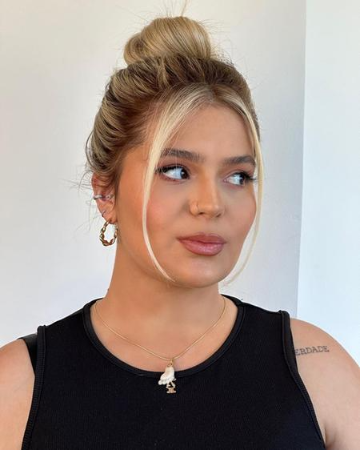 Viih Tube de cabelo preso e blusa preta