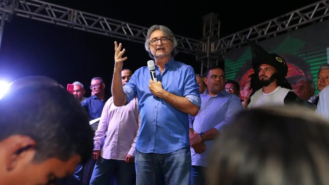 Acilon Gonçakves é um homem idoso e está de óculos e camisa azul