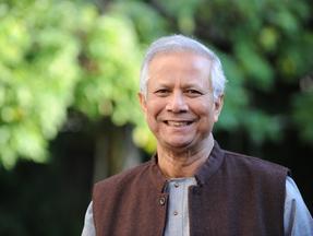 Foto de perfil de Yunus mostra o economista numa área verde, sorrindo