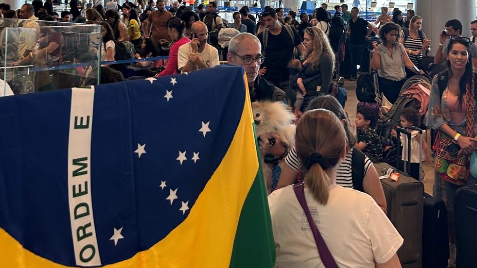 Brasileiros repatriados em aeroporto de Tel Aviv, Israel, aguardam para embarcar em voo de volta ao Brasil em 18 de outubro de 2023. Voo da FAB com mais 219 brasileiros repatriados de Israel pousa no Rio de Janeiro