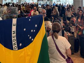 Brasileiros repatriados em aeroporto de Tel Aviv, Israel, aguardam para embarcar em voo de volta ao Brasil em 18 de outubro de 2023. Voo da FAB com mais 219 brasileiros repatriados de Israel pousa no Rio de Janeiro