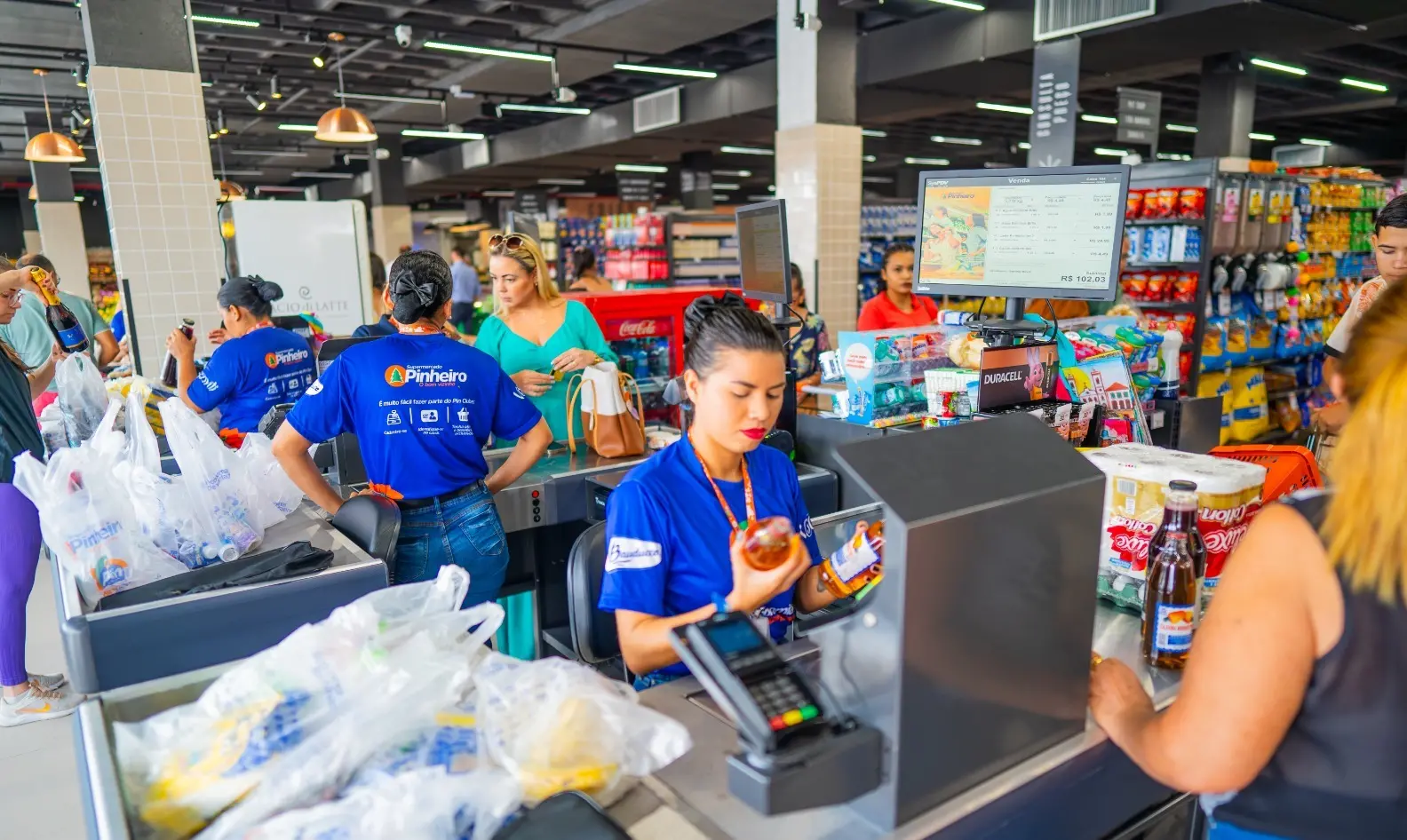 Funcionários do supermercado Pinheiro