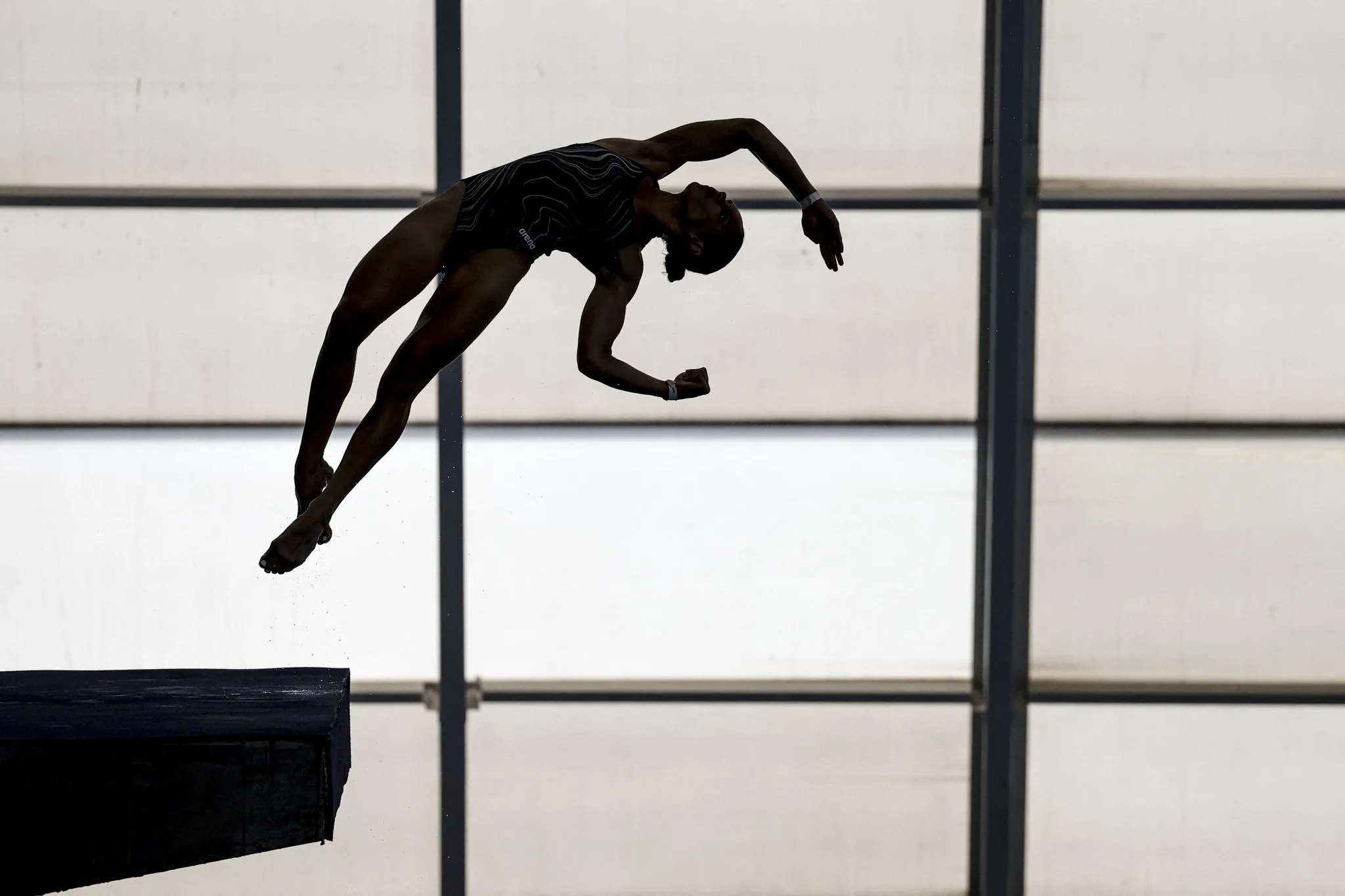 Atleta de saltos ornamentais em treinamento.