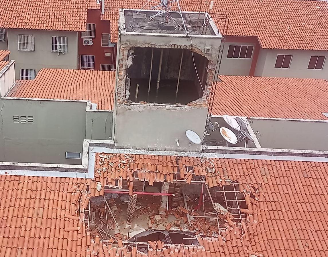 Caixa d'água cai sobre apartamento no bairro Demócrito Rocha em Fortaleza