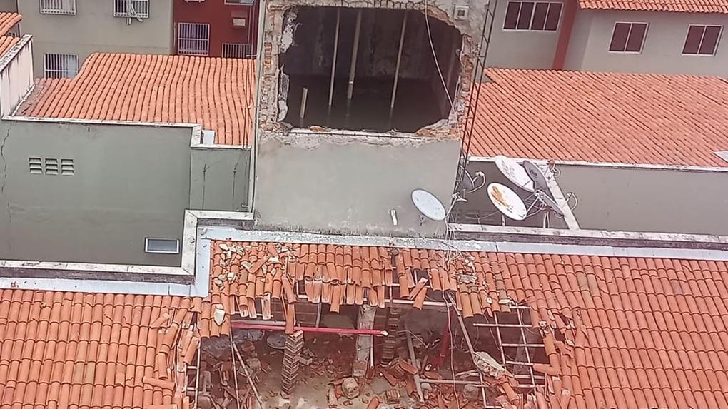 Caixa d'água cai sobre apartamento no bairro Demócrito Rocha em Fortaleza