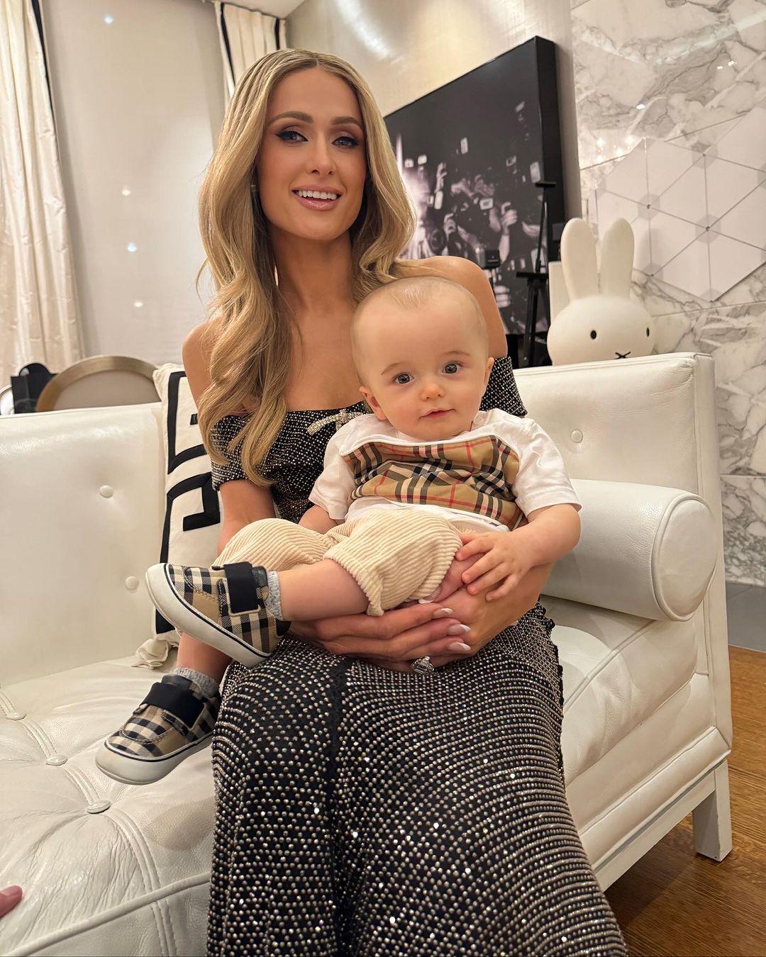 Paris Hilton compartilha foto ao lado do filho, Phoenix, no Instagram. Paris Hilton divulga fotos com filho e aparência de bebê é alvo de críticas: 'cabeça dele é enorme'