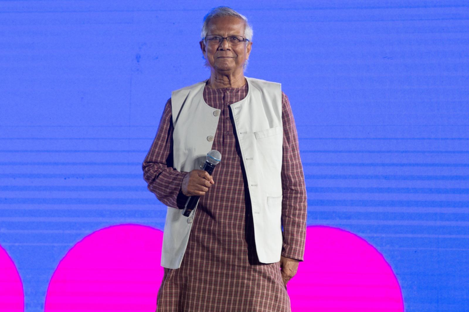 Muhammad Yunus, vencedor do Prêmio Nobel da Paz, em palestra na Unifor