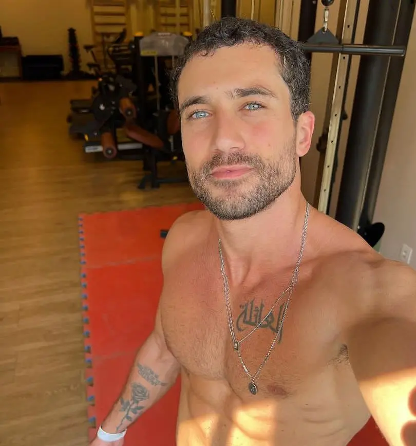 Ricardo é um homem branco, de cabelo preto, curto, barba rala e olhos azuis