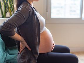 Mulher grávida segurando a barriga