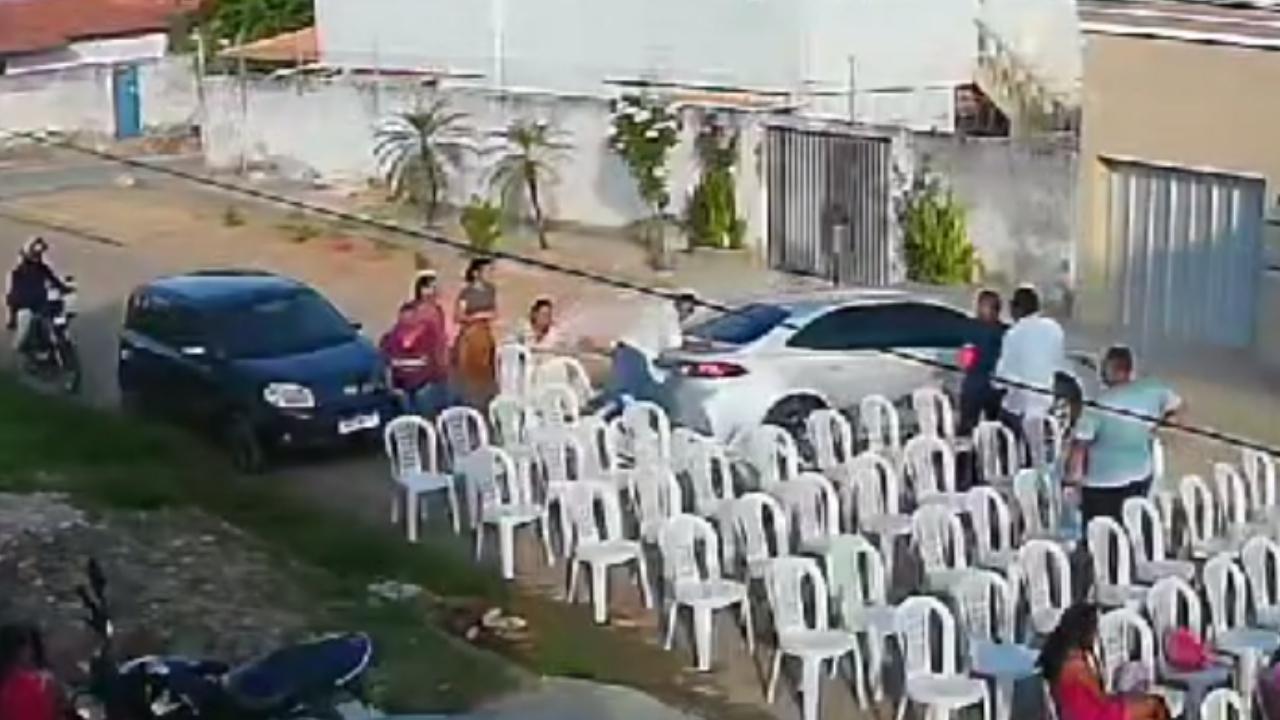 VÍDEO: Imagens mostram momento em que viatura é atingida por carro