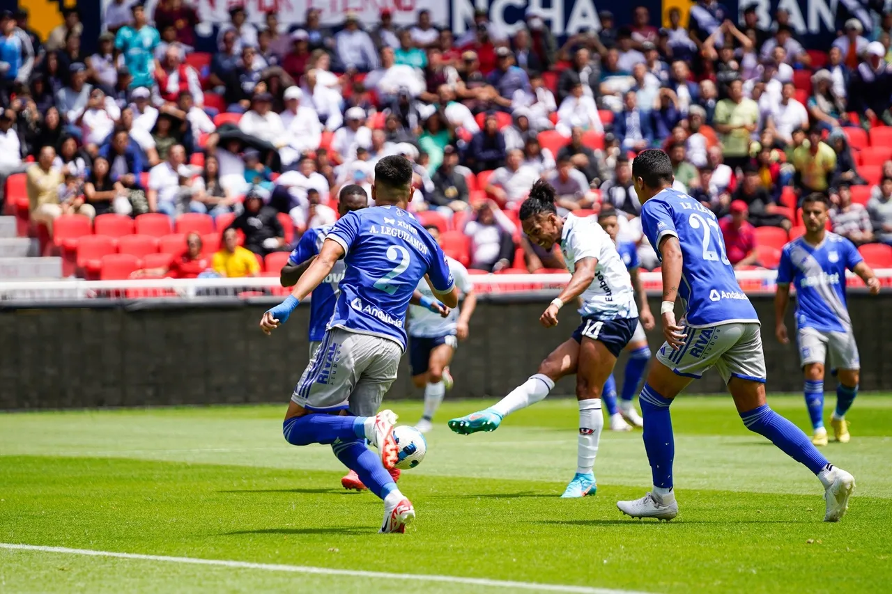 A LDU dominou a partida em casa e assumiu a vice-liderança do Campeonato Equatoriano