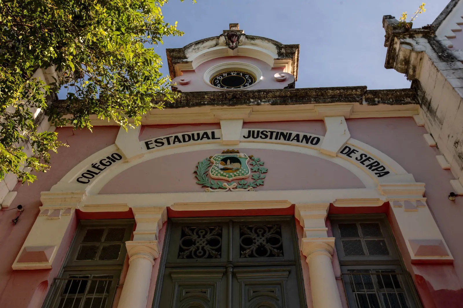 letreiro na entrada da escola justiniano de serpa