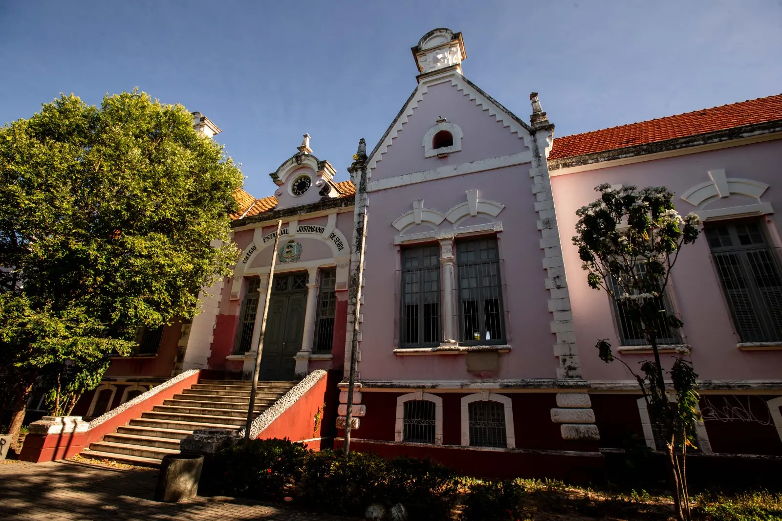 fachada da escola Justiniano de Serpa