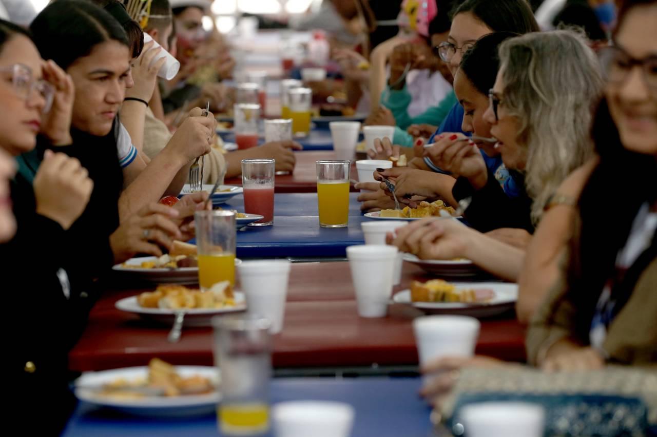 Pessoas em restaurante almoçando