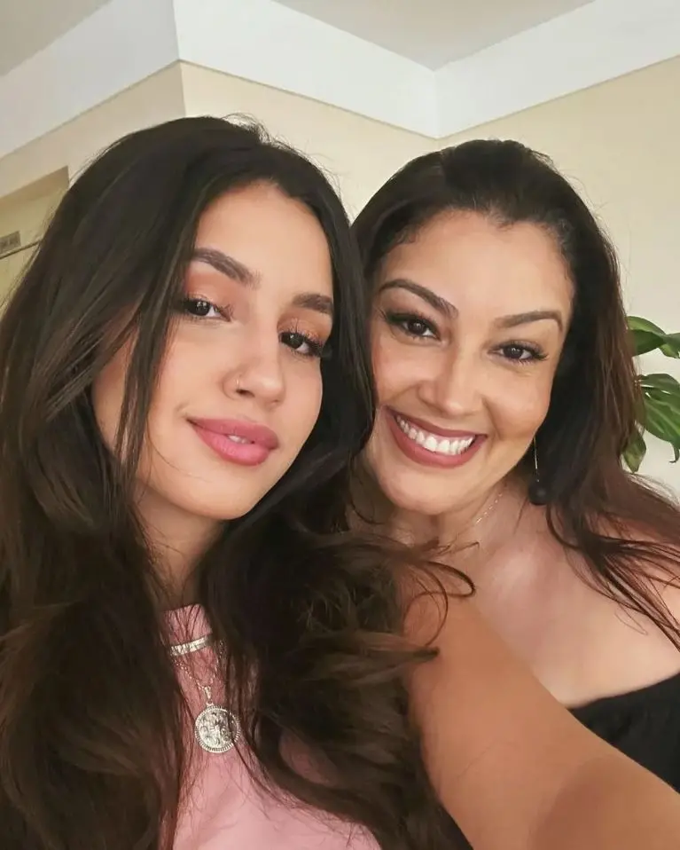 Imagem da notícia: Morre Danda, mãe da influenciadora Carolyna que viralizou por não ter revelado o rosto