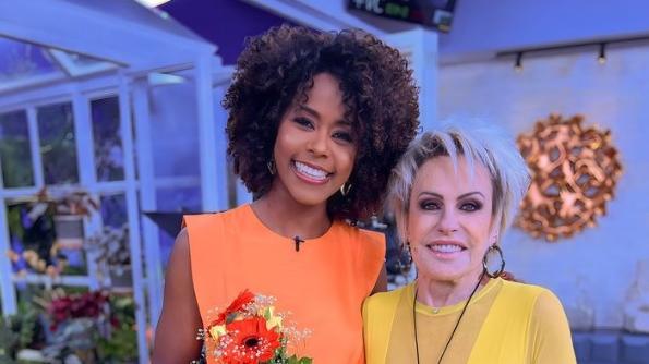 Imagem da apresentadora Ana Maria Braga ao lado da jornalista Maju Coutinho