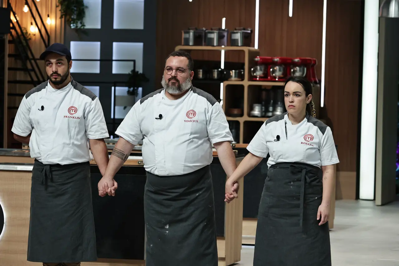 Franklin, Vinícius e Rozana aguardam resultado da eliminação no episódio do MasterChef Profissionais que foi transmitido em 24 de outubro de 2023. Quem saiu do Masterchef Profissionais? Veja como foram as provas dessa terça (24)