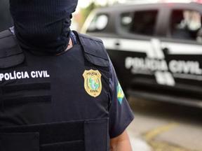 imagem de viatura e de policial da Polícia Civil do Ceará