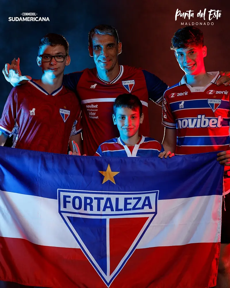 Imagem mostra técnico e filhos