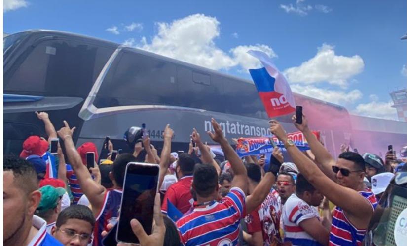 Fortaleza é abraçado pela torcida no jogo da Copa Sul-Americana