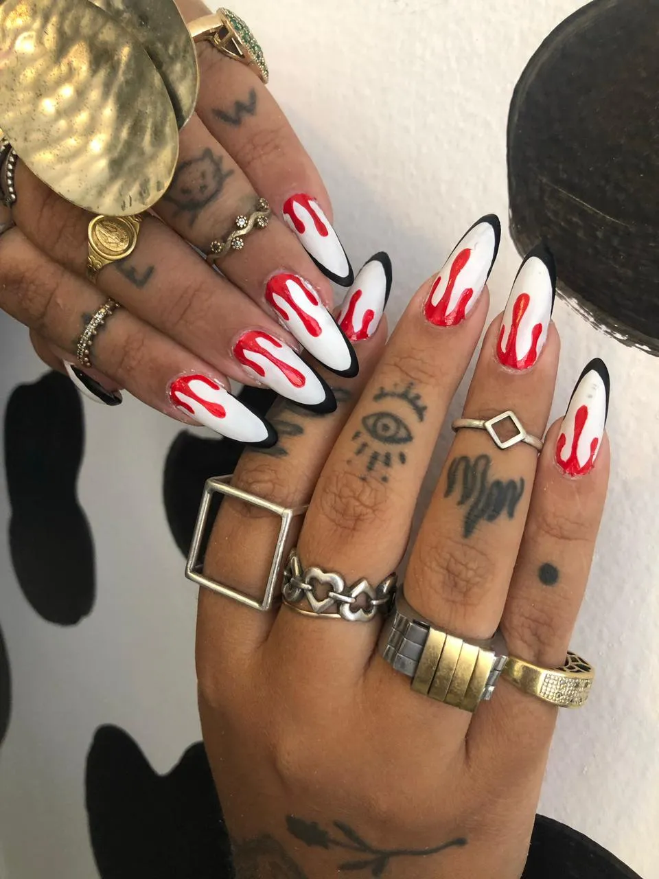Para fazer as unhas de sangue, basta ter esmalte vermelho e um palitinho