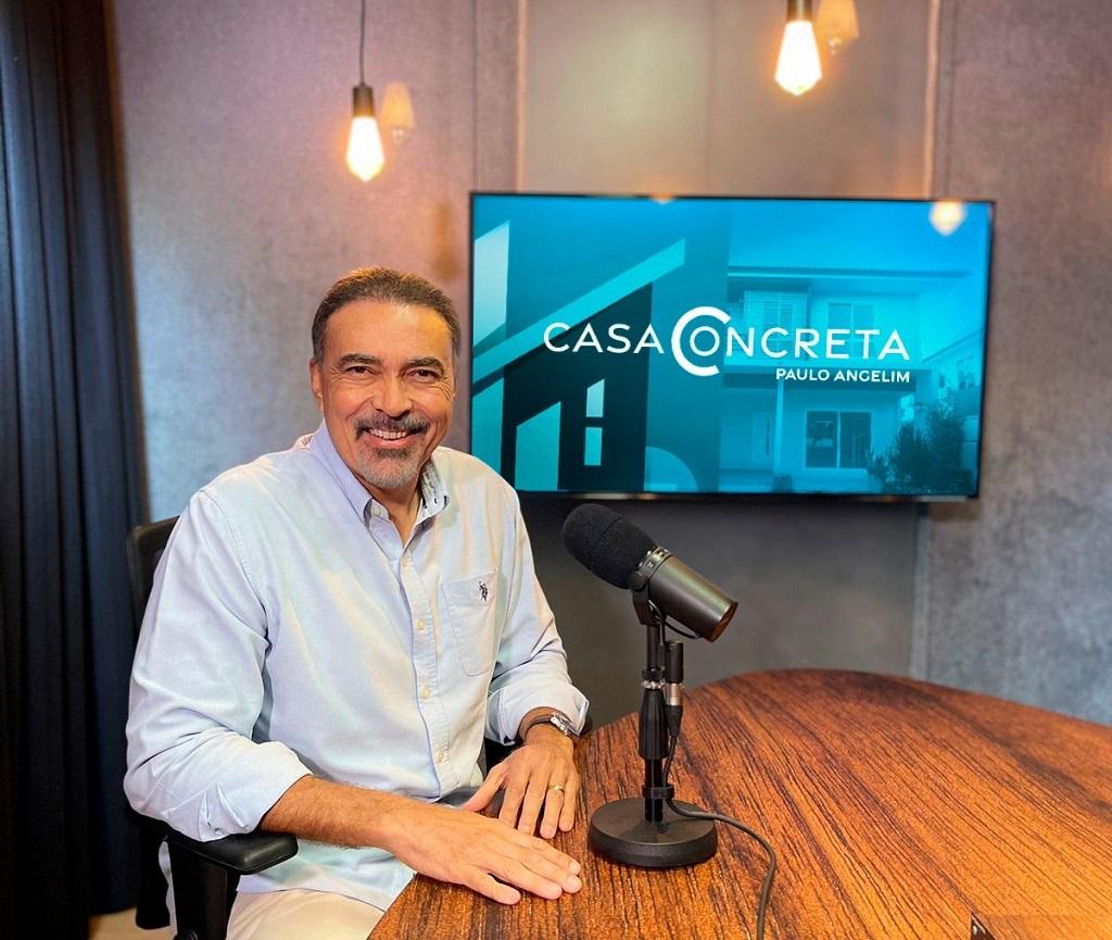O apresentador do programa Casa Concreta dentro de um estúdio de podcast
