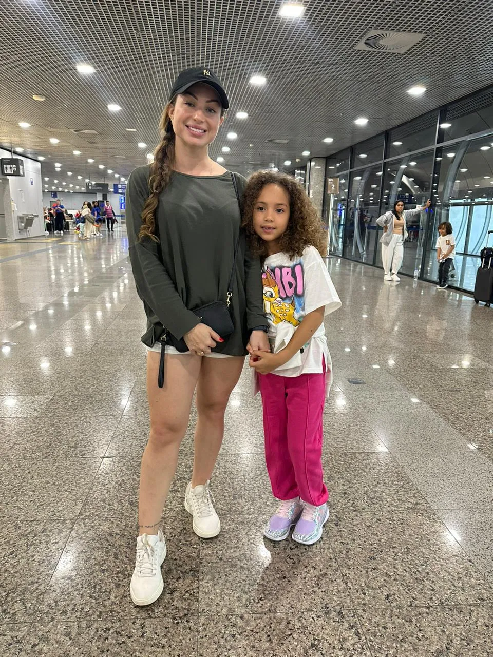 Luma e Lívia, esposa e filha do capitão Tinga.
