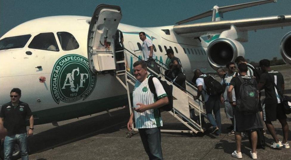 Imagem mostra time da Chapecoense entrando em avião