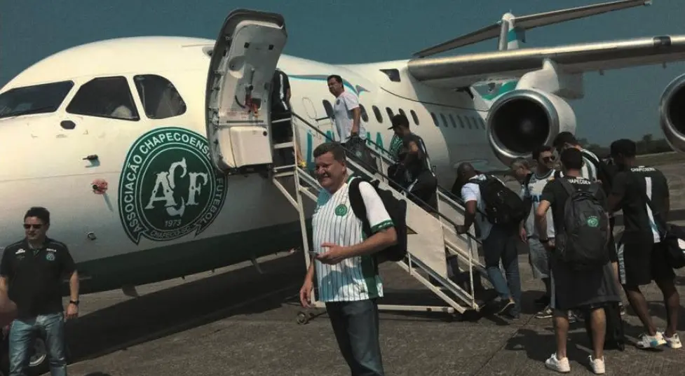 Imagem mostra time da Chapecoense entrando em avião