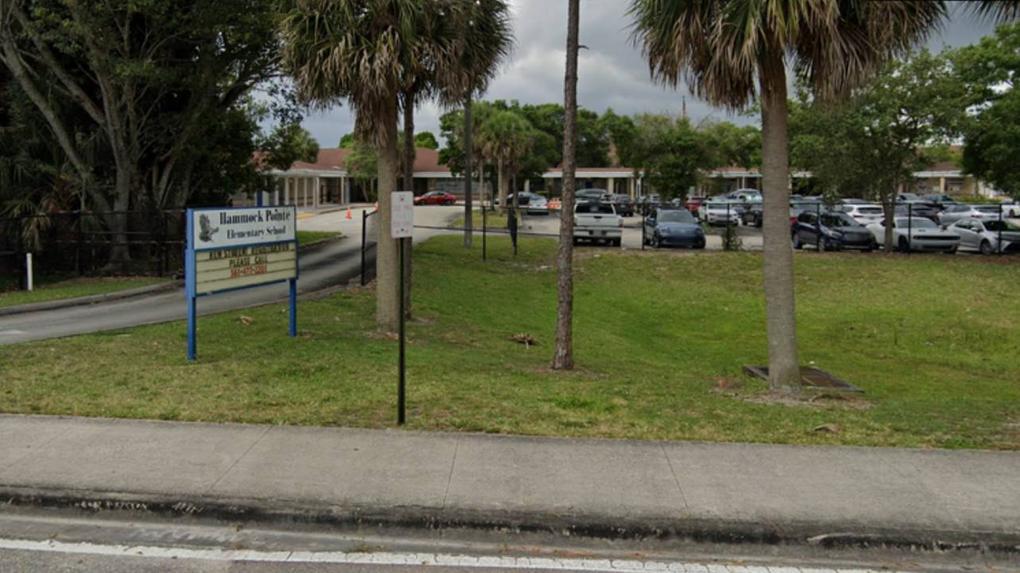 Imagem mostra a fachada da Hammock Pointe Elementary School, na cidade de Boca Raton, no estado da Flórida, Estados Unidos. Mãe cearense denuncia que filho com autismo foi agredido por professora em escola nos Estados Unidos
