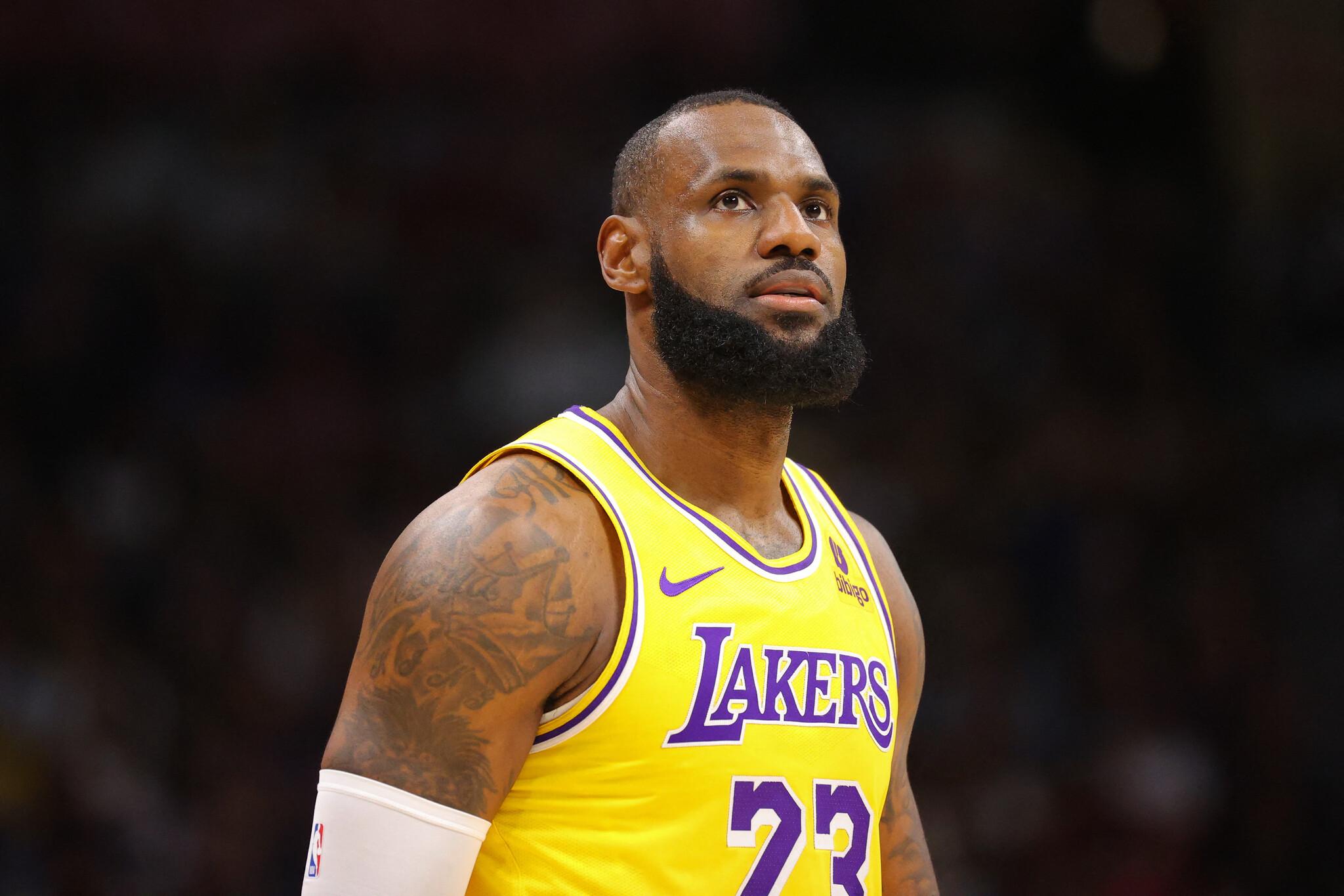 Foto de LeBron James em ação com a camisa do Los Angeles Lakers