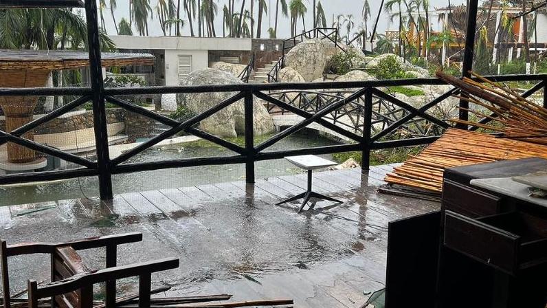 Imagem do Hotel Emporio devastado pelo furacão Otis