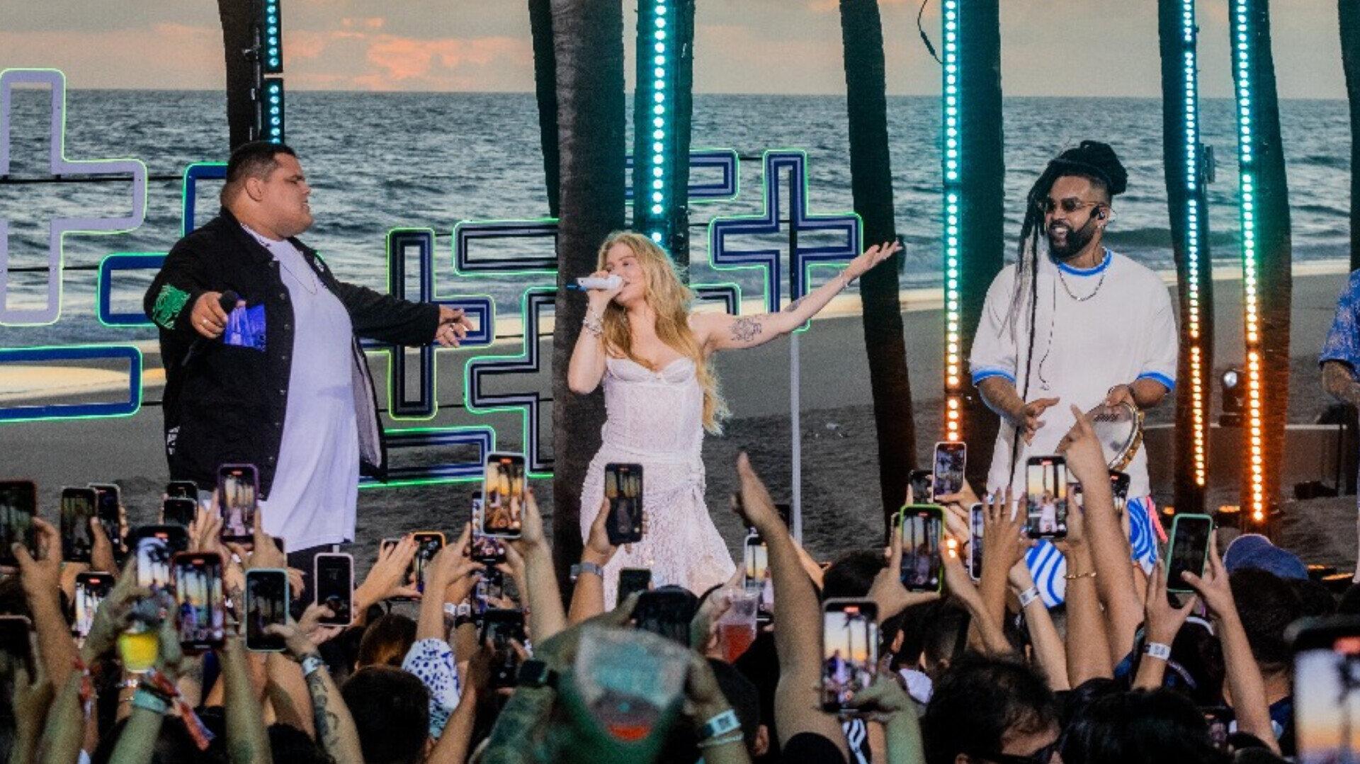 Luísa Sonza ao lado dos membros da banda Menos é Mais