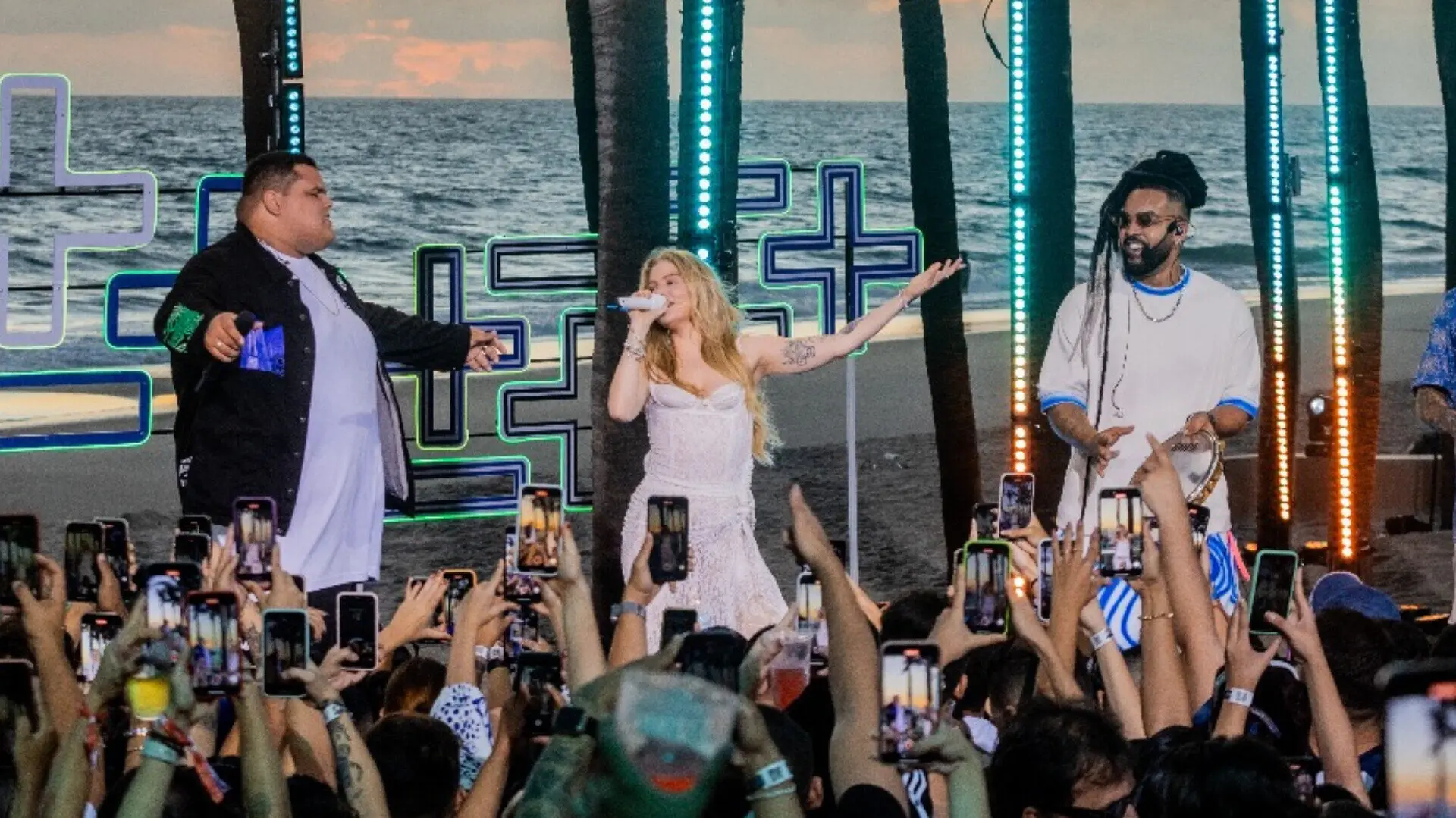 Luísa Sonza ao lado dos membros da banda Menos é Mais