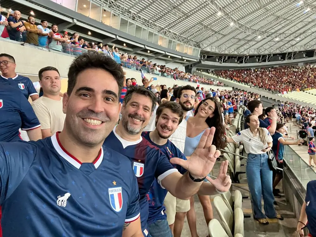 Imagem mostra torcedor com a família