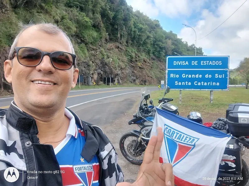 César Gadelha percorreu 5.200 km de moto até Punta del Este, no Uruguai, para ver o jogo do Fortaleza.