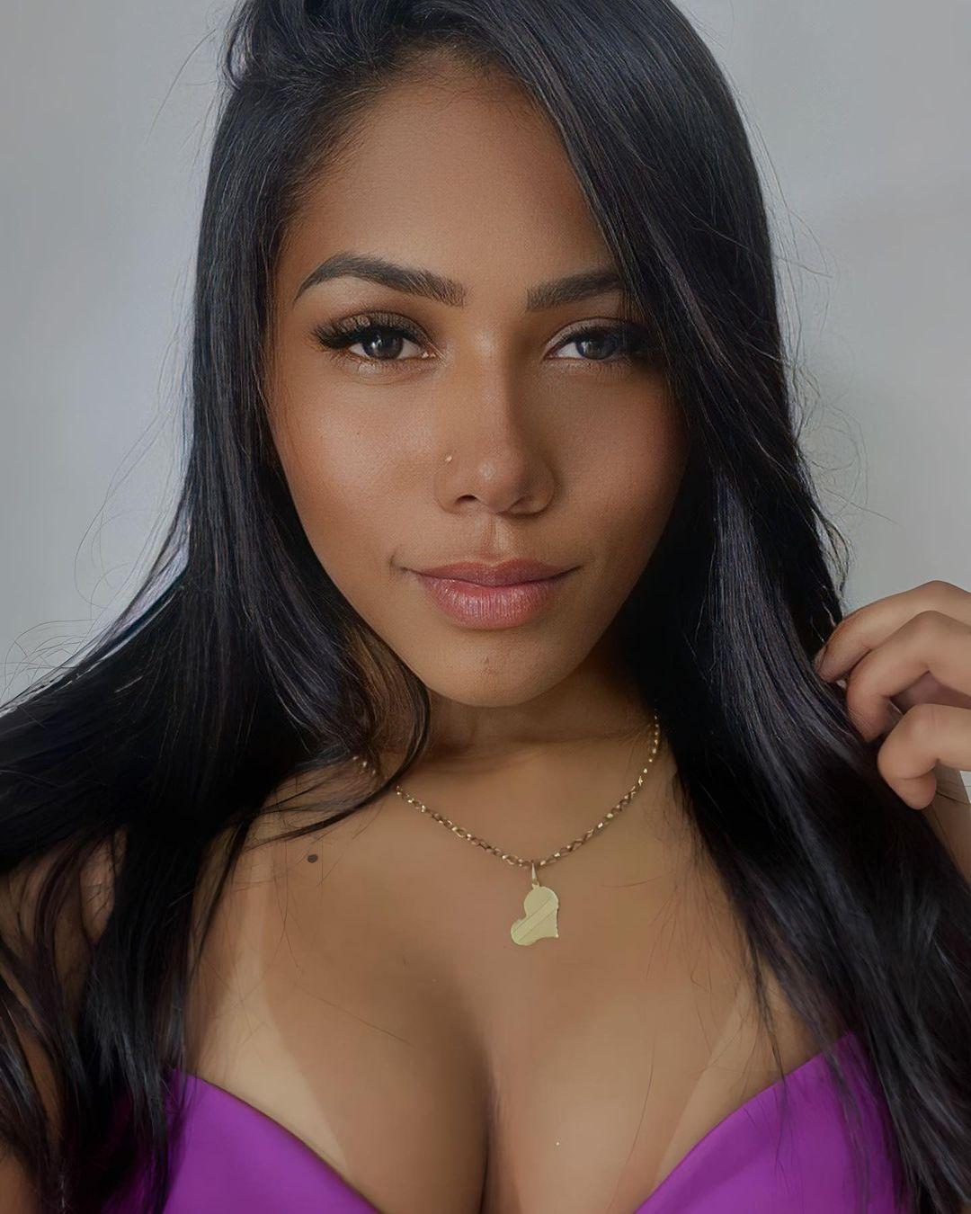 Influenciadora Hellena Silva